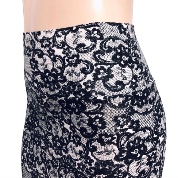 🦋Charlotte Russe S Black Floral Mini Skirt🦋 - Picture 6 of 8